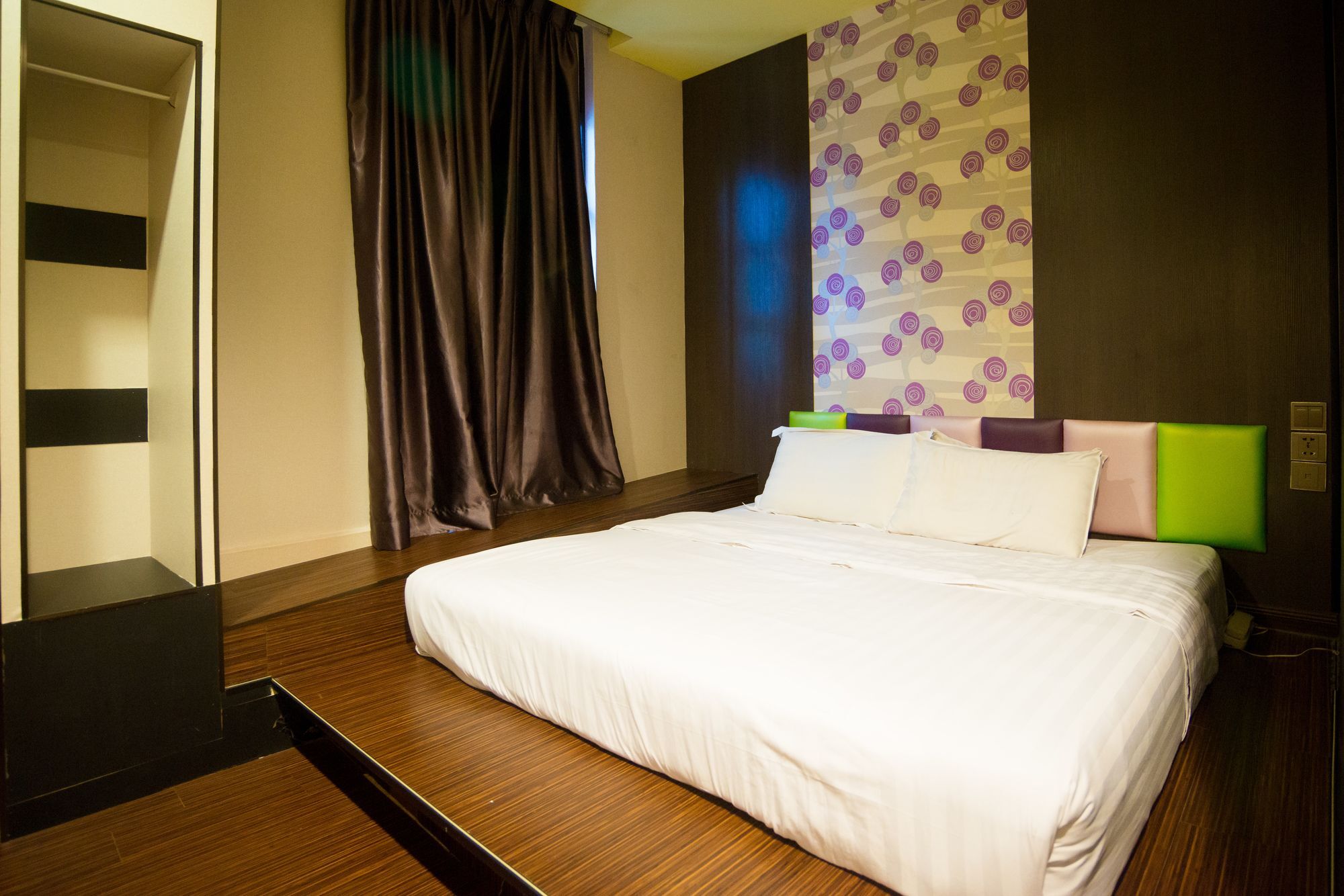 Holmes Hotel 3*