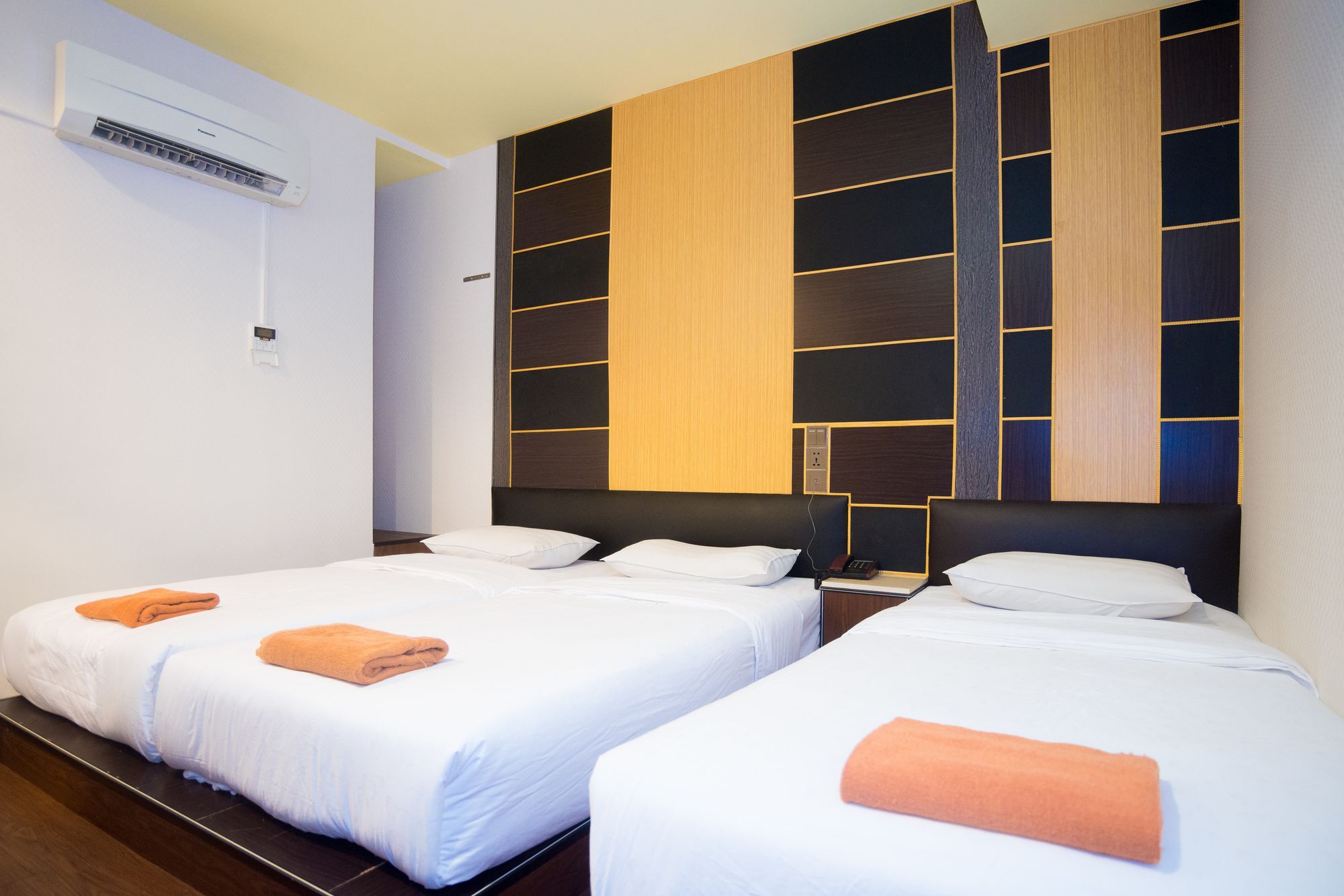Holmes Hotel 3*