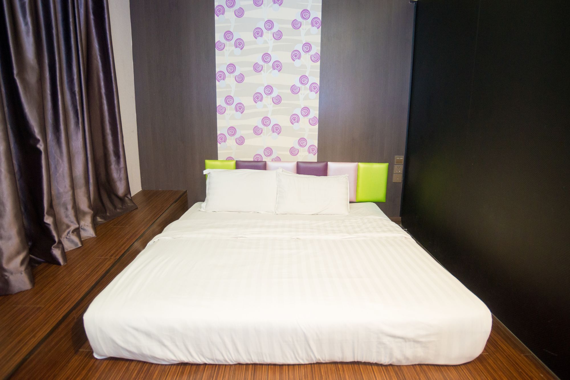 Holmes Hotel 3*