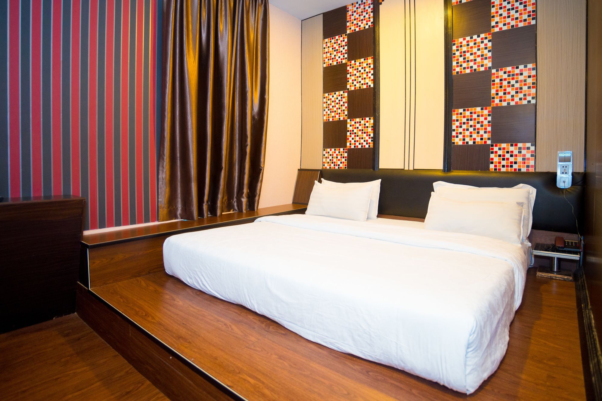 Holmes Hotel